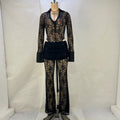 Completo donna elegante Valstrend con cuciture in pizzo, giacca e pantaloni in tessuto raffinato, stile moda femminile.