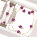 Completo di gioielli Lucky Flower da Valstrend, con collana e orecchini con fiori e dettagli eleganti in metallo dorato.