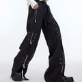 Pantaloni casual in metallo di linea deconstruction Valstrend shop, stile moderno e dettagli metallici su tessuto nero.