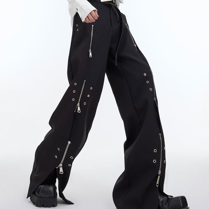 Pantaloni casual in metallo di linea deconstruction Valstrend shop, stile moderno e dettagli metallici su tessuto nero.