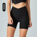 Shorts yoga donna Valstrend in tessuto a coste color pesca, ideali per esercizi e relax, con seduta sollevata e comoda vestibilità.