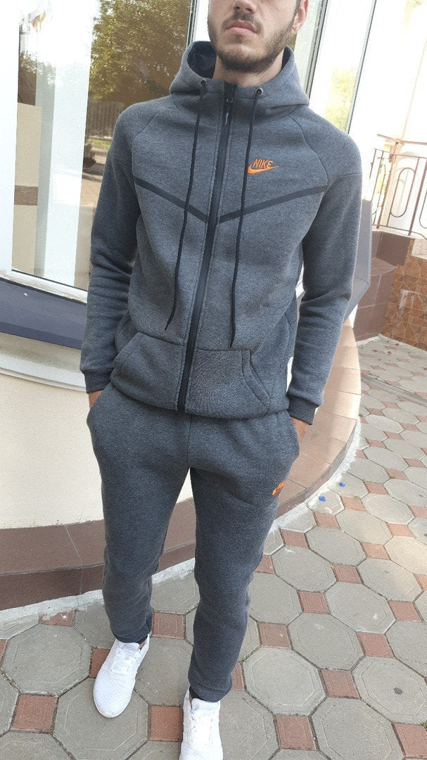Set sportivo e da relax Valstrend, completo di giacca e pantaloni in tessuto morbido, ideale per attività sportive e tempo libero.