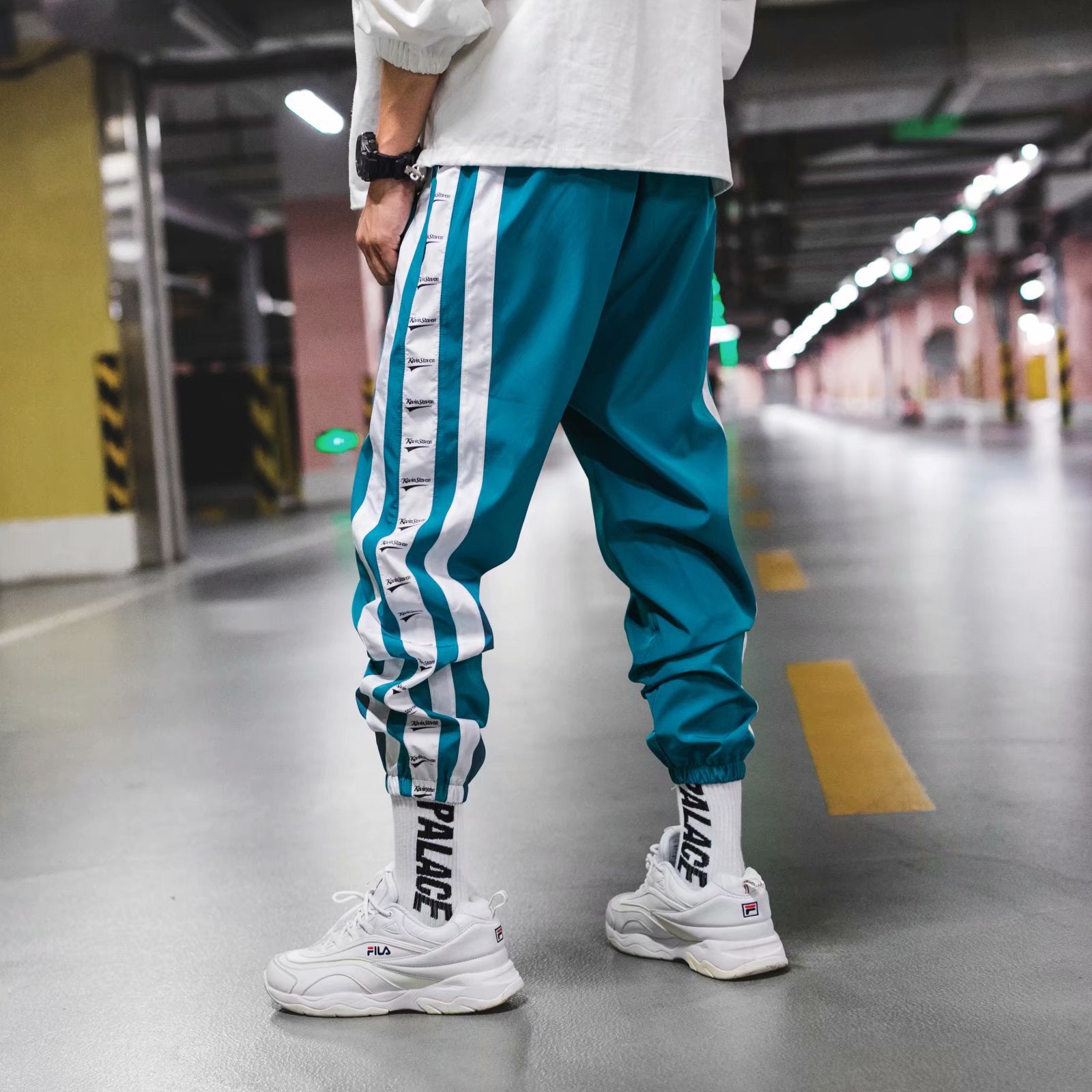 Pantaloni jogger harem Valstrend da uomo, pantaloni larghi hip hop con taglio rilassato, stile casual e comodo, immagine frontale.