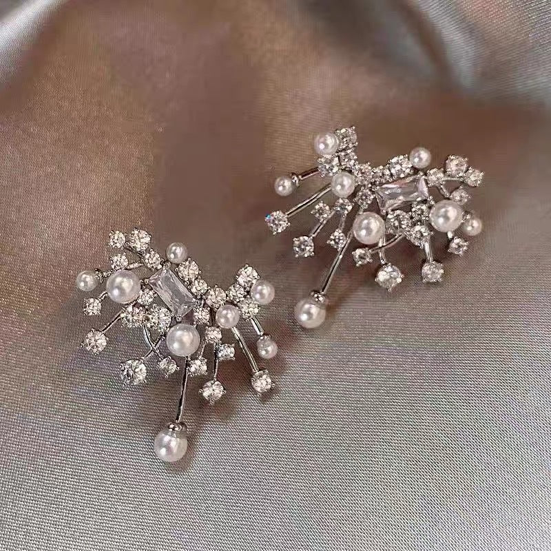 Orecchini a perno con perle e gioielli lucenti, stile fashion e completamente impreziositi, di marca Valstrend.