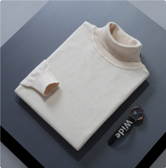 Maglione casual con colletto alto e colore unito, marca Valstrend Shop, indossato su un modello, vista frontale.