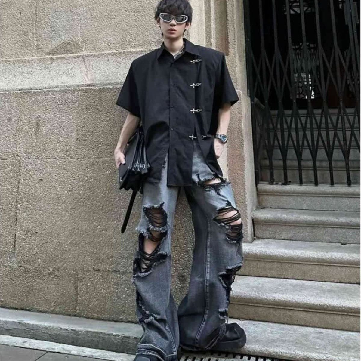 Jeans da uomo stile americano con tagli e rotture, design retrò e alta strada, marchio Valstrend in dettaglio.