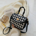 Borsa a tracolla piccola e di tendenza con motivo a scacchi, in stile trendy, marca Valstrend shop.