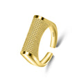 Anello aperto donna in argento sterling stiloso con design moderno, brand Valstrend, mostrato su una mano femminile.