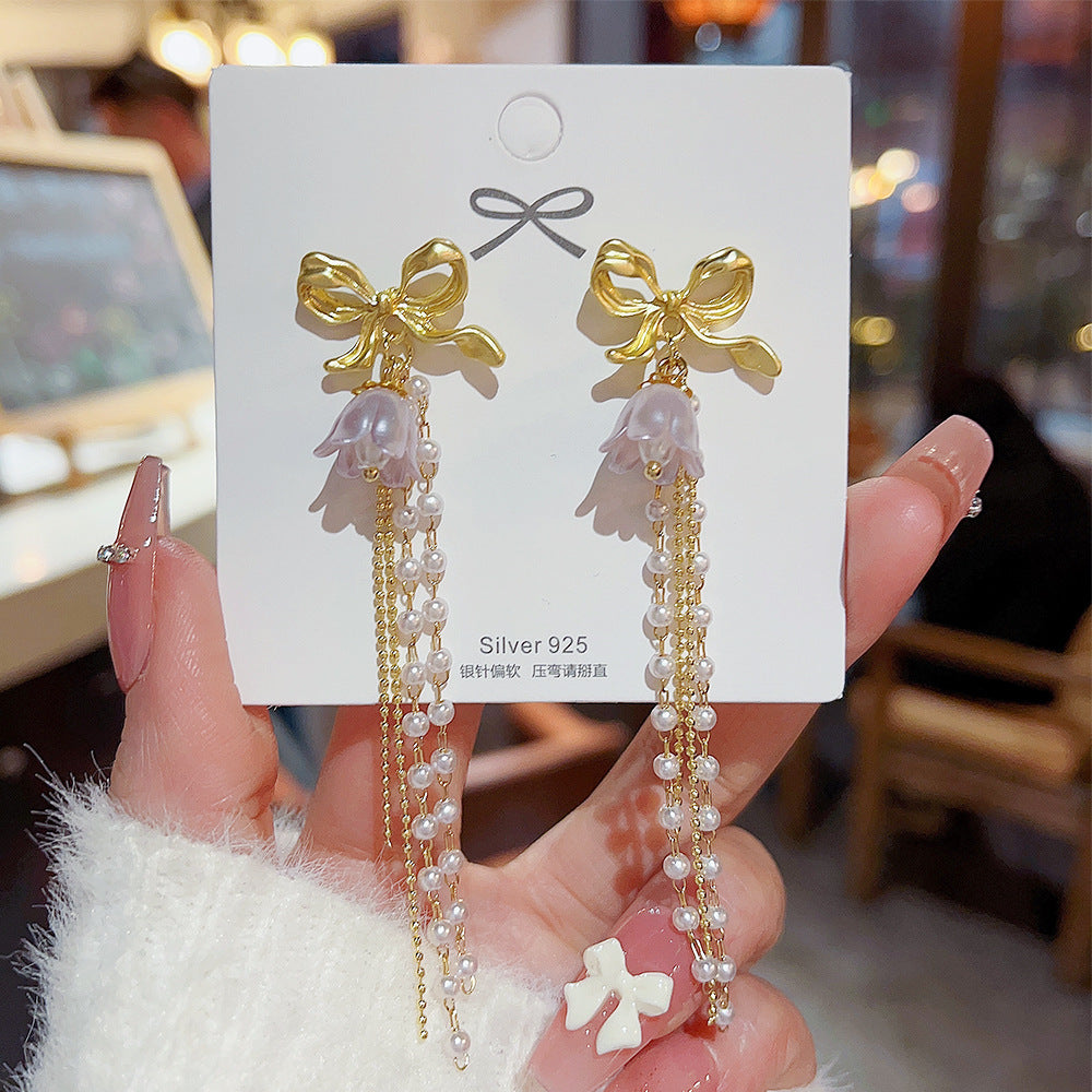 Orecchini in argento sterling con perle leggere e luminose, stile elegante e raffinato, ideali per un look sofisticato.