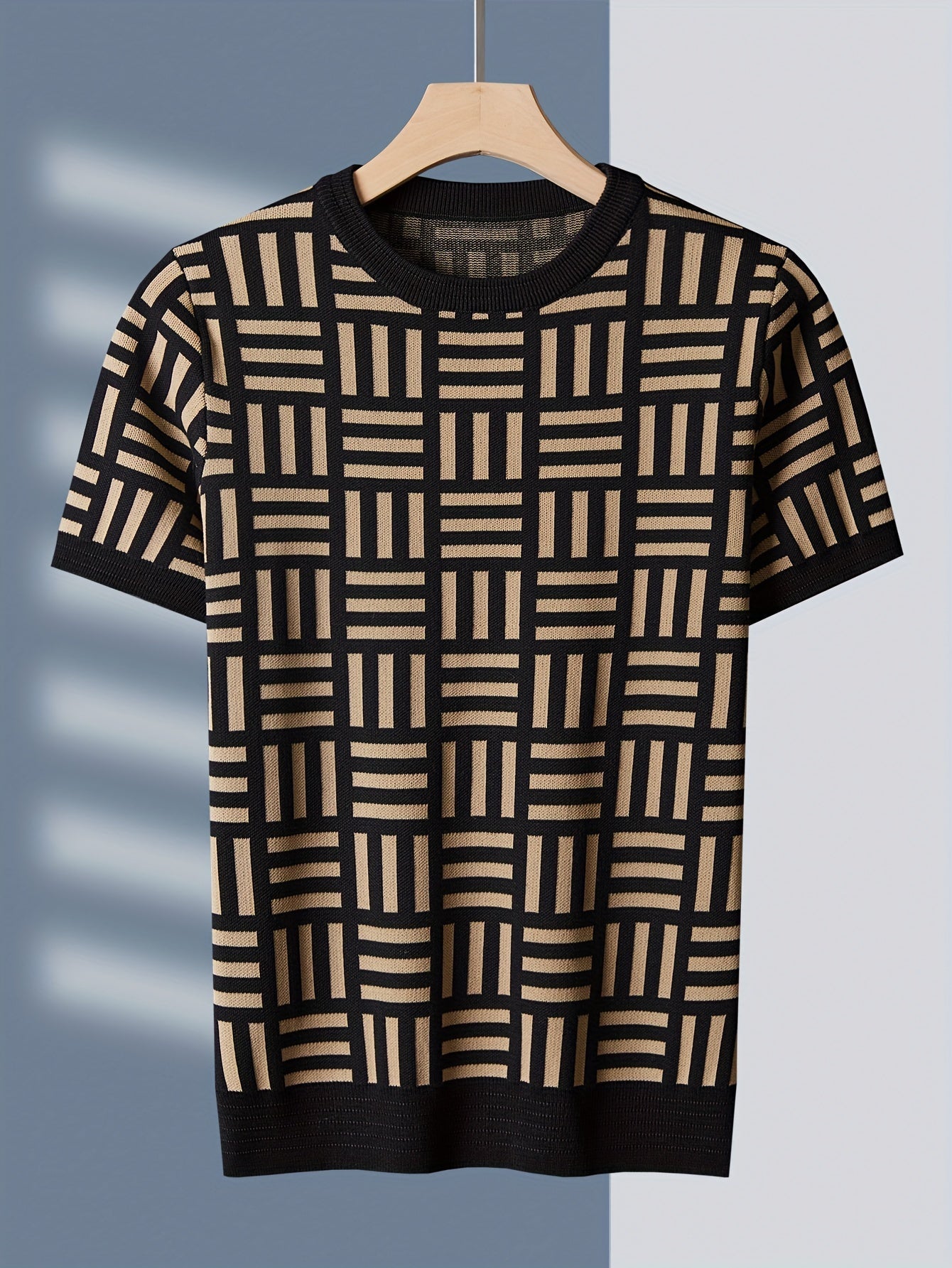 Maglione Valstrend in stile street con strisce, maniche corte, orlo asimmetrico e dettaglio a costina, tessuto elasticizzato in viscosa.