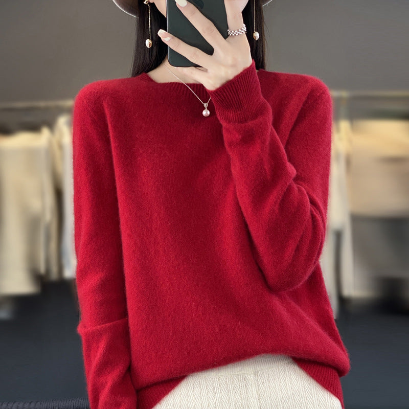 Maglione femminile in cashmere morbido e largo, maglia a maglia, colore neutro, indossato da una donna su sfondo neutro.