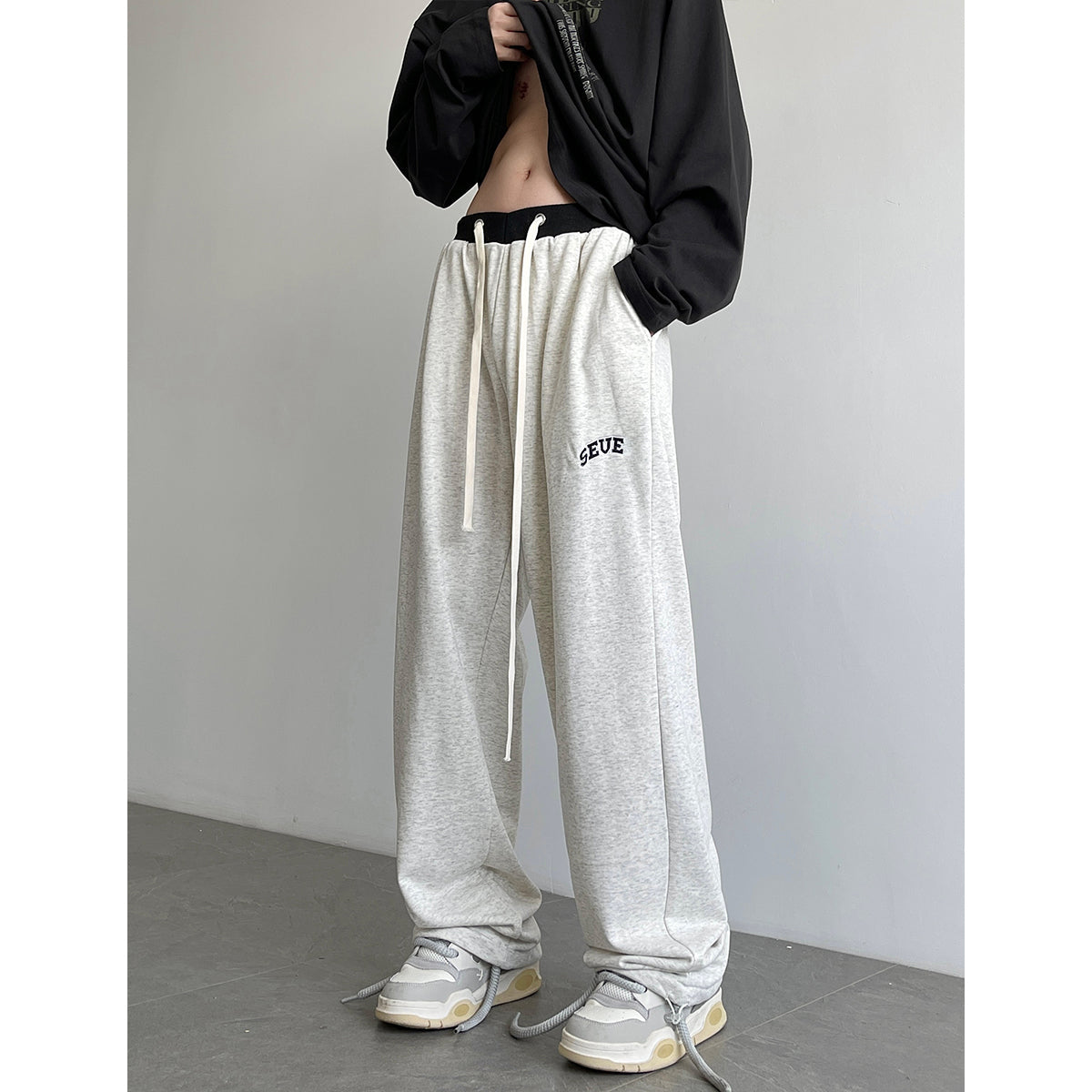Pantaloni sportivi a zampa larga Valstrend con interno in felpa, grigi, comodi e larghi, stile casual e alto di strada americano.