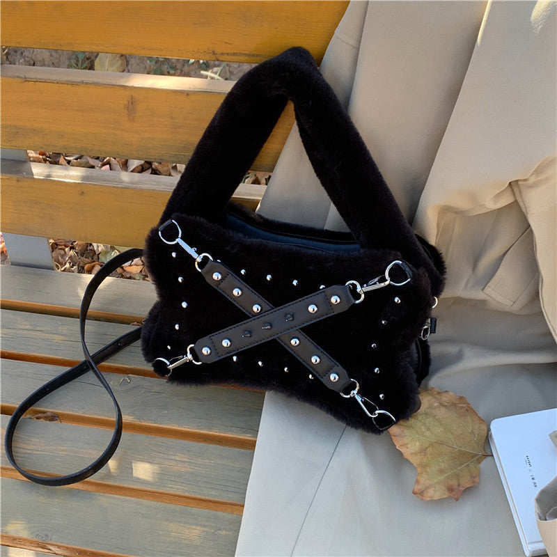 Borsa a spalla in peluche Sweet Cool Hot Girl Rivet di Valstrend, design colorato con borchie e dettagli alla moda.