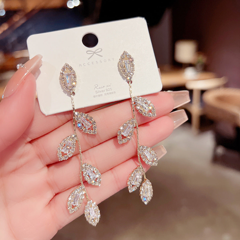 Orecchini in argento sterling con perle di lusso, design leggero e elegante, da indossare con stile e personalità.