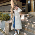 Cappotto casual da donna a mezza lunghezza Valstrend, stile elegante, tessuto morbido e dettagli moderni, indossato da una donna.