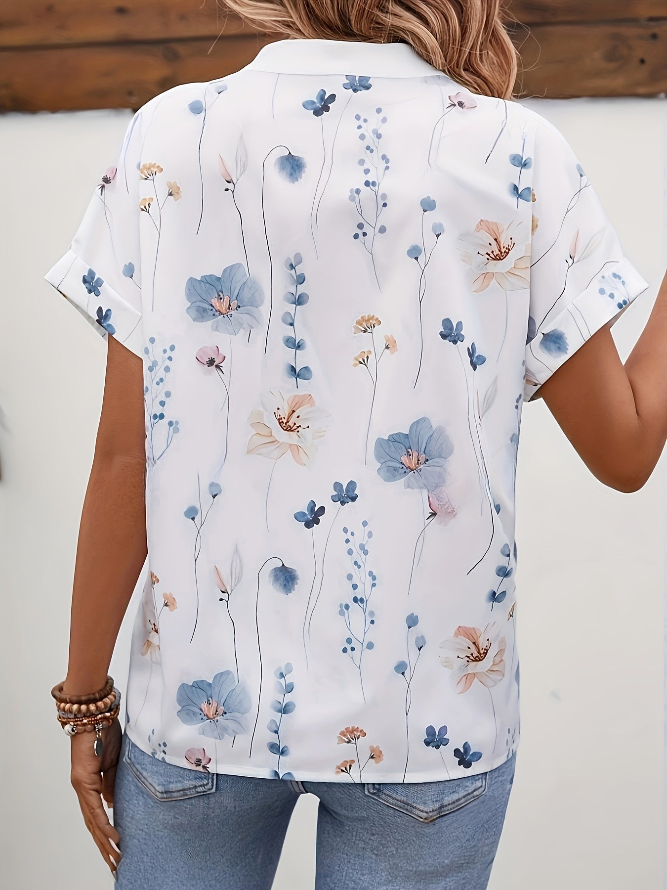 Blusa femminile Valstrend con stampa floreale, maniche corte, bottoni frontali, perfetta per primavera ed estate.