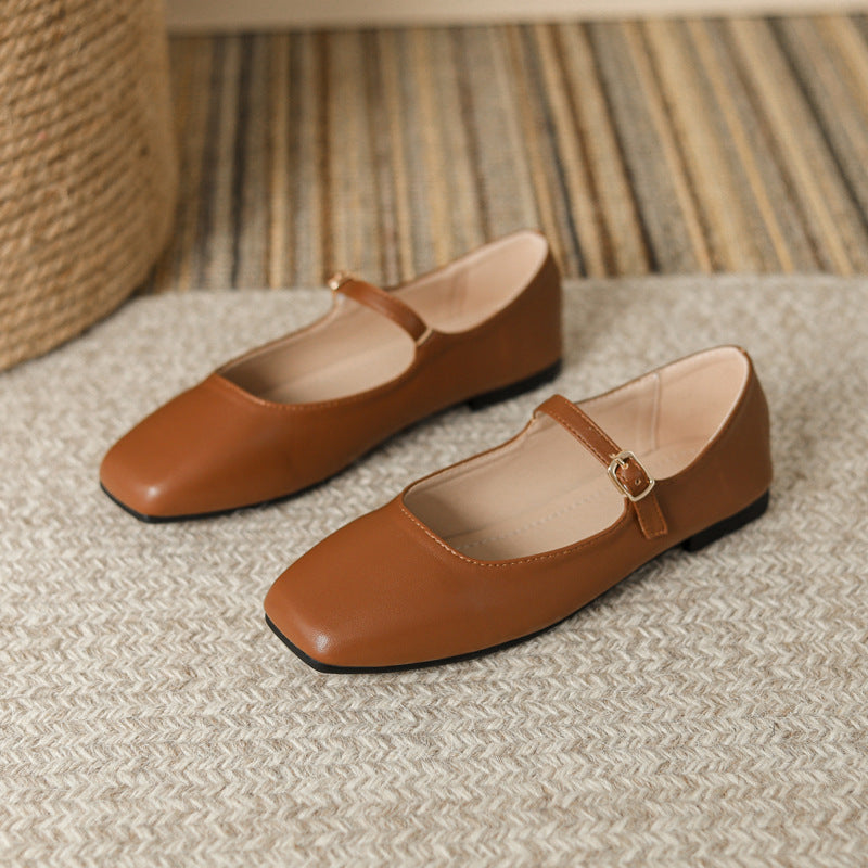 Scarpe décolleté femminili in stile francese Valstrend, con suola piatta e design elegante, viste da davanti.