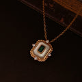 Collana Valstrend con zirconi smeraldo e fritillari, elegante gioiello in metallo argentato con pietre brillanti.