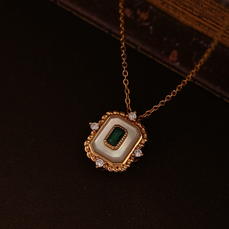 Collana Valstrend con zirconi smeraldo e fritillari, elegante gioiello in metallo argentato con pietre brillanti.