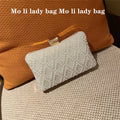 Borsa clutch donna Valstrend con perle, ideale per banchetti e occasioni eleganti, con design raffinato e dettagli sofisticati.