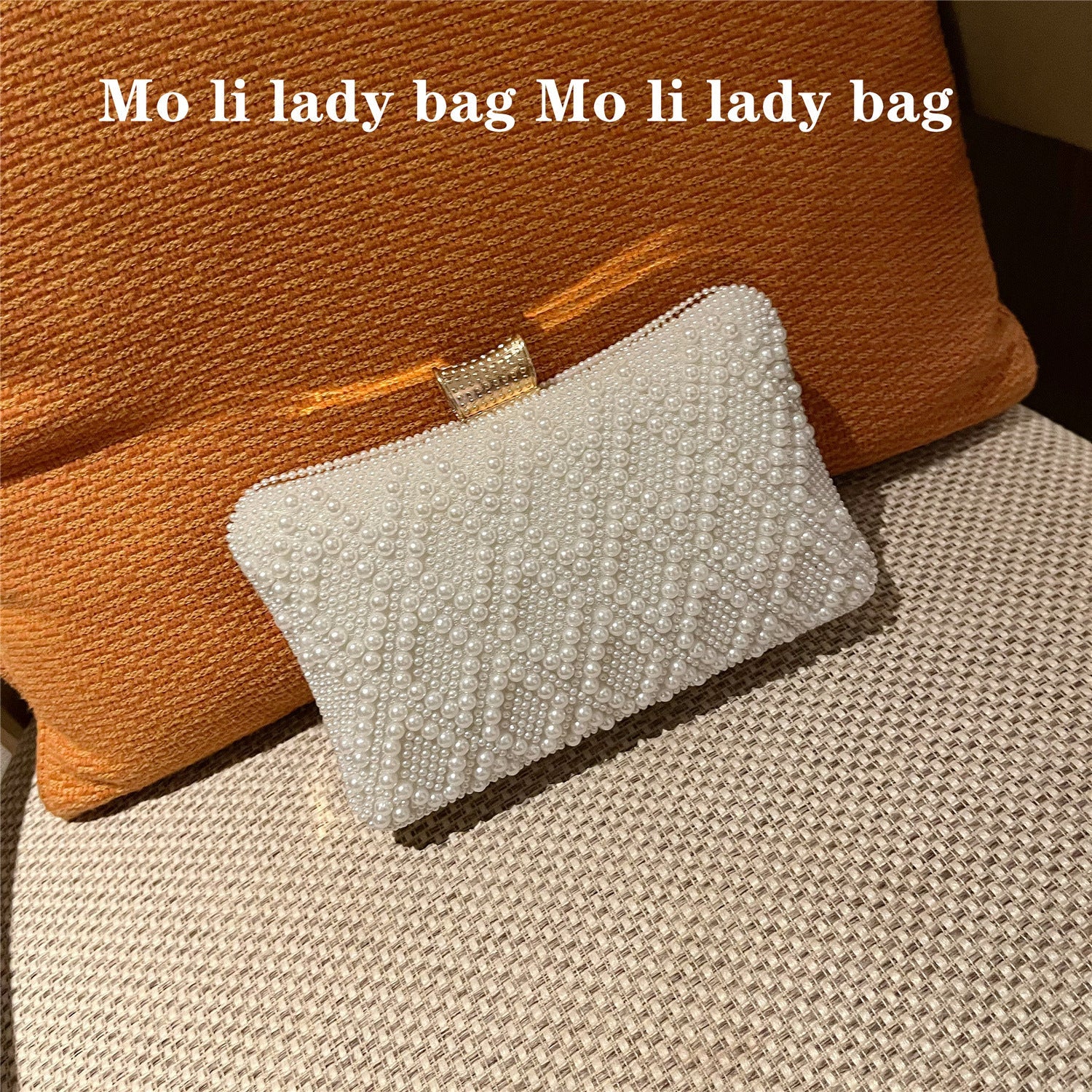 Borsa clutch donna Valstrend con perle, ideale per banchetti e occasioni eleganti, con design raffinato e dettagli sofisticati.