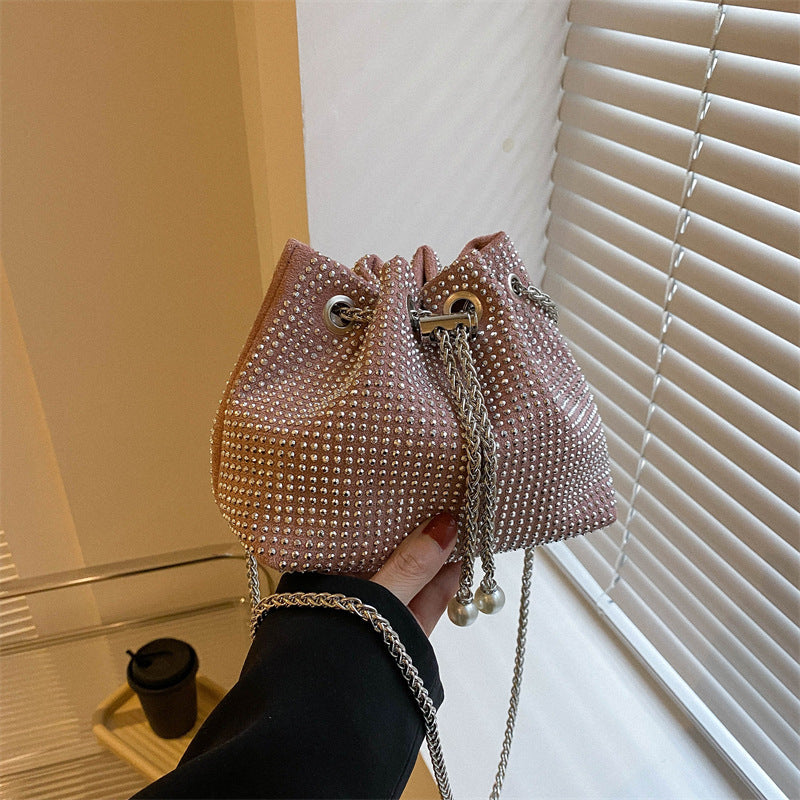 Borsa a tracolla Valstrend con catena alta qualità, chiusura a cordoncino e dettagli in cristalli diamanti.