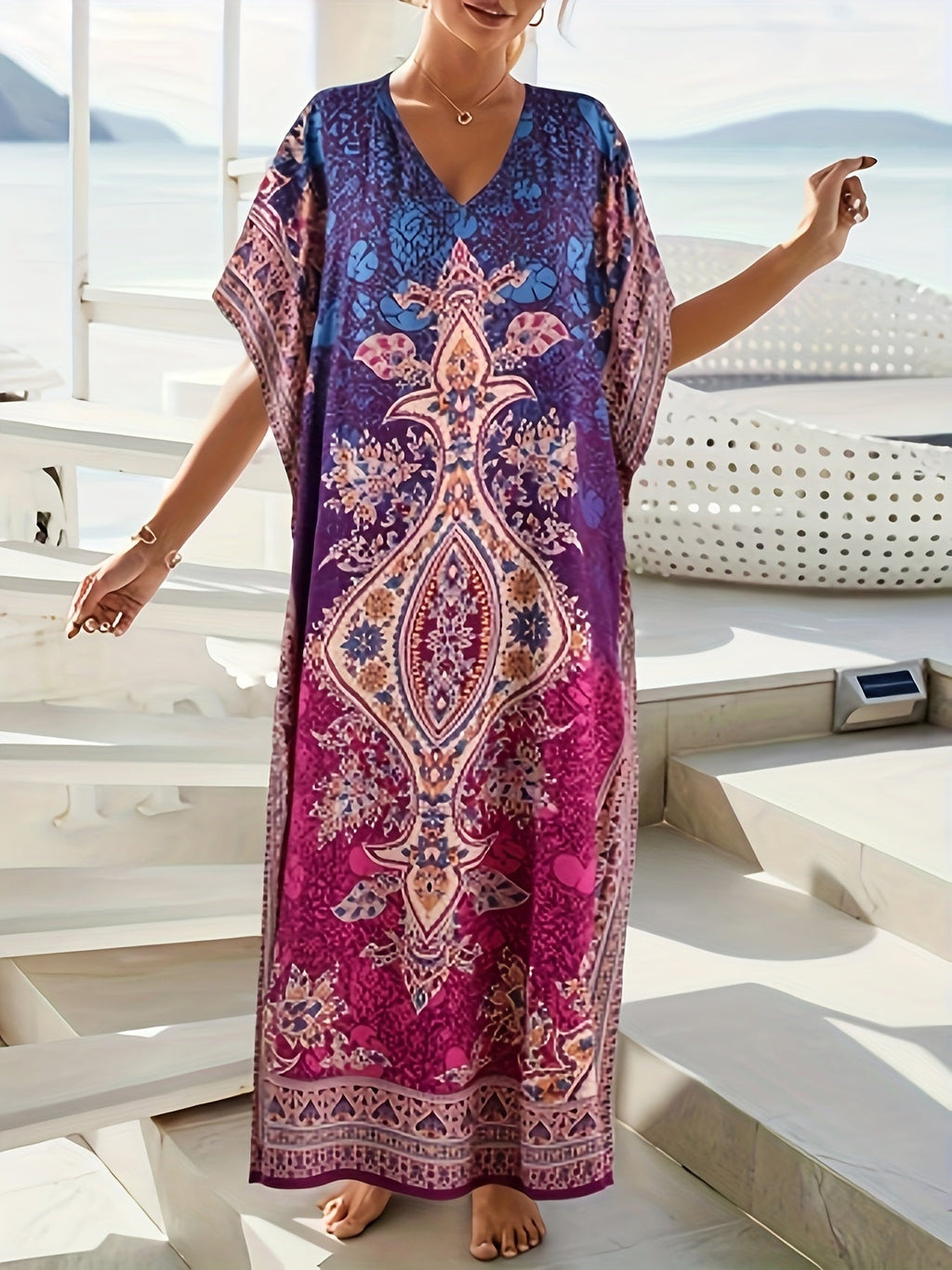 Abito lungo etnico con scollo a V, maniche batwing e vestibilità ampia, abbigliamento femminile Valstrend, stampa colorata e elegante.