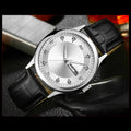 Orologio da uomo Valstrend con calendario fashion, cassa in oro e design elegante, visibile sul quadrante.