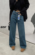 Jeans donna Valstrend shop in cotone, modello a gamba dritta con vita alta, grande stile e comfort visibile nell'immagine.