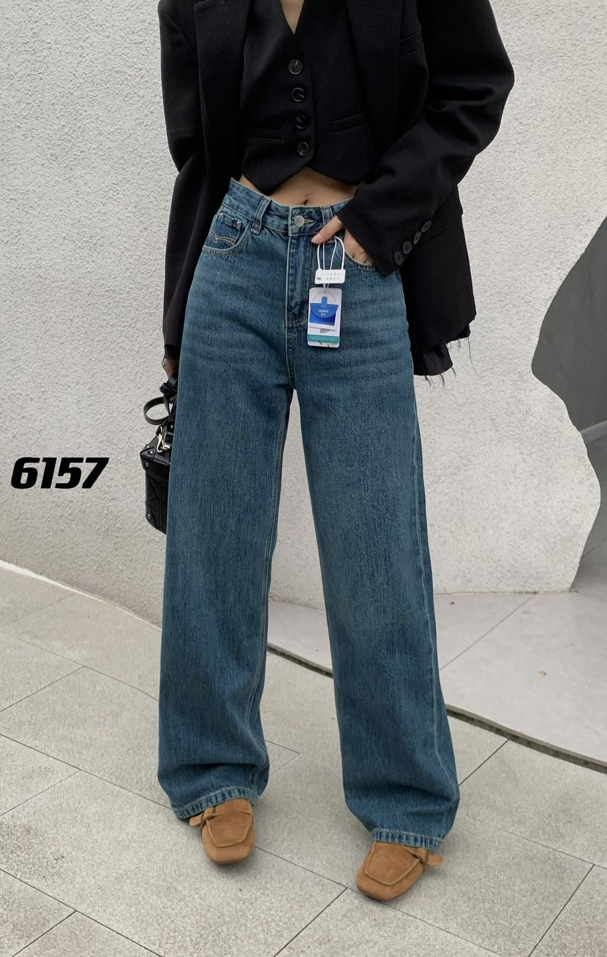 Jeans donna Valstrend shop in cotone, modello a gamba dritta con vita alta, grande stile e comfort visibile nell'immagine.