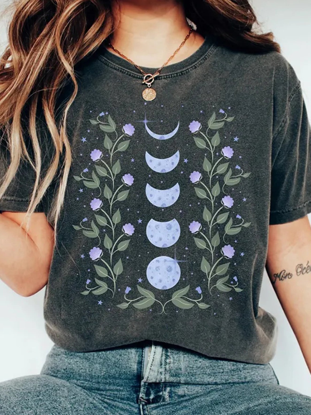 T-shirt casual donna Valstrend con stampa digitale a tema luna, maniche corte e taglio comodo.