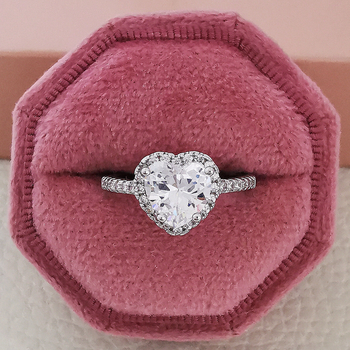 Anello cuore a forma di love personality per donna di Valstrend, con design elegante e dettagli romantici.