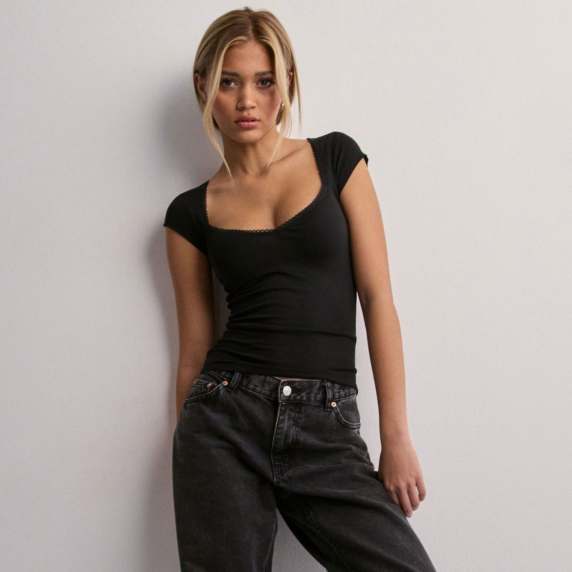 T-shirt da donna Valstrend con pizzo, volant e maniche corte, stile fashion femminile e dettagli eleganti.