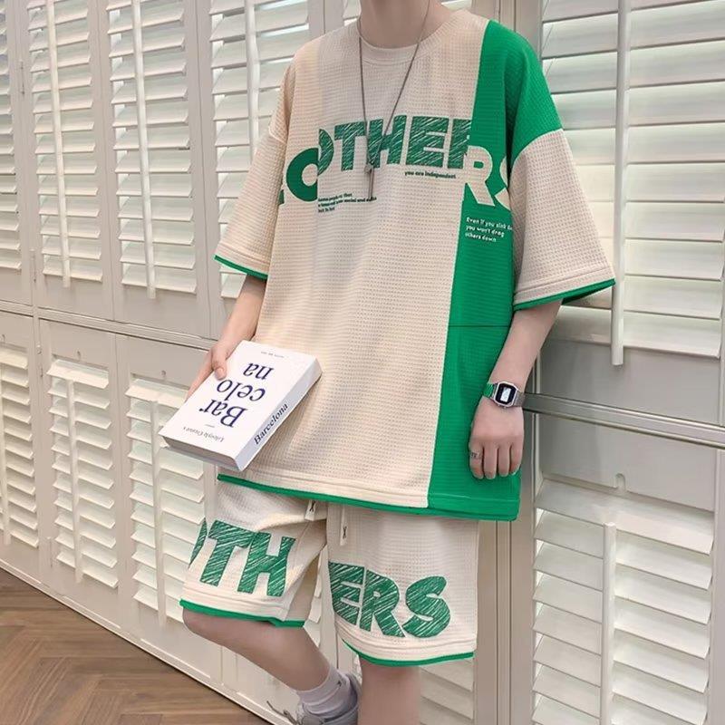 Completo casual da uomo Valstrend con maglietta a maniche corte e pantaloncini, stile sportivo e moderno, visibile in dettaglio.