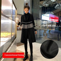 Cappotto nero in lana da donna, di lunghezza media, con dettagli eleganti e taglio classico, ideale per l'inverno.