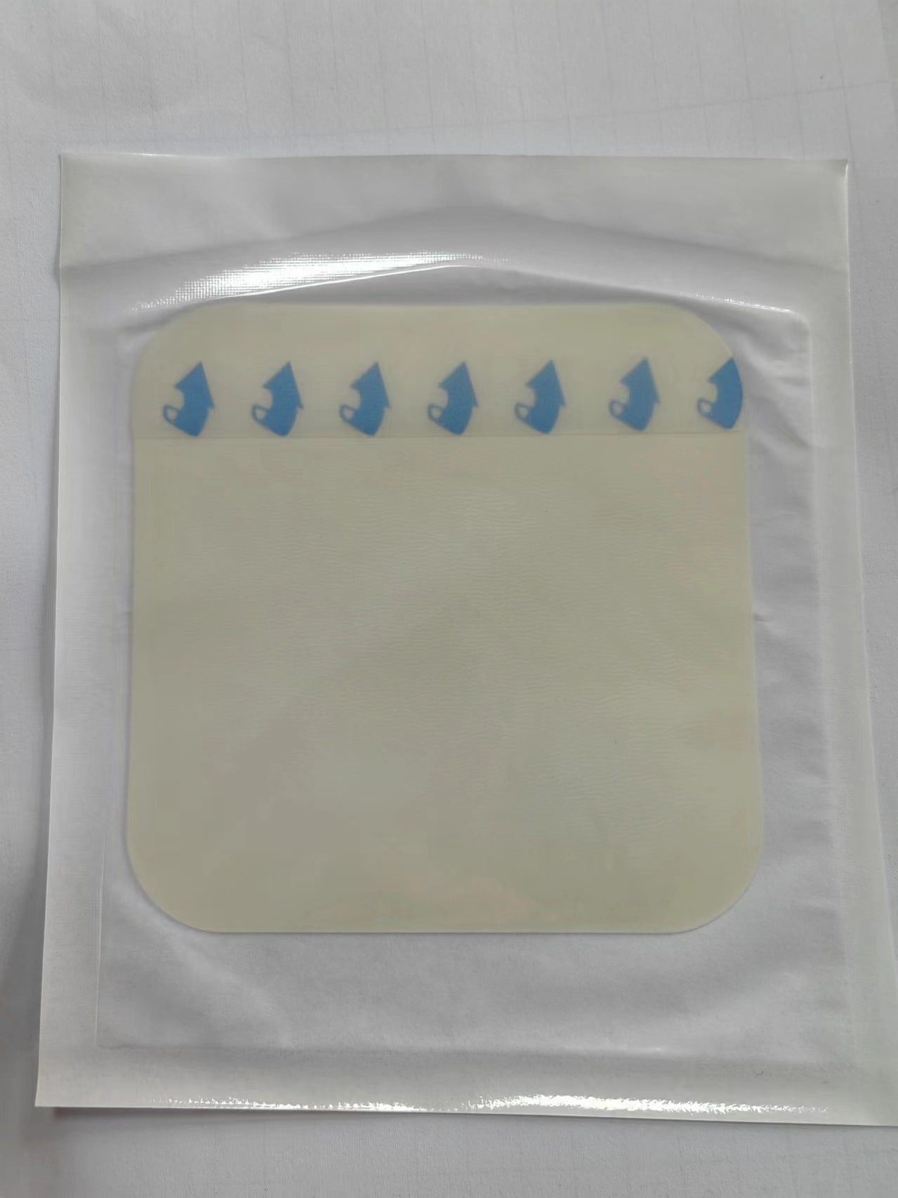 Cerotto ultra-sottile in idrocolloide per medicazioni per la rigenerazione delle ferite, marca Valstrend, applicato su pelle.
