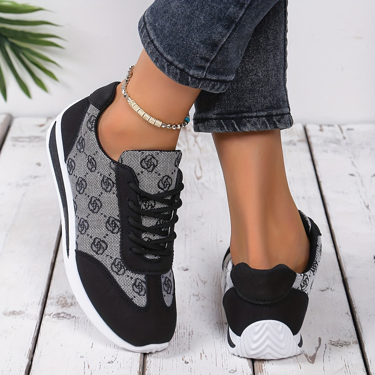 Sneakers donna casual in tessuto traspirante con lacci, suola in gomma, ideali per passeggiate, yoga e abbigliamento estivo.