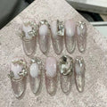 Chiodi decorativi in rilievo con strass di dimensione naturale, prodotto artigianale Valstrend Shop per unghie eleganti e brillanti.