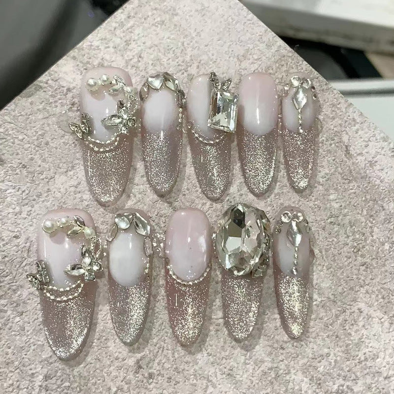 Chiodi decorativi in rilievo con strass di dimensione naturale, prodotto artigianale Valstrend Shop per unghie eleganti e brillanti.