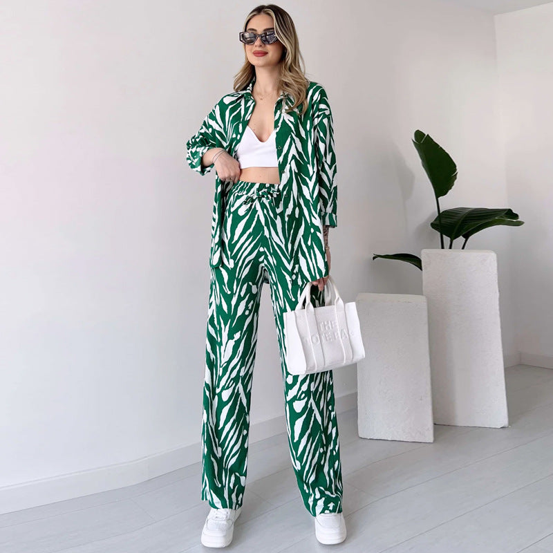 Completo casual da donna Valstrend con pantaloni larghi e camicia a maniche lunghe in tessuto morbido, stile elegante e comodo.