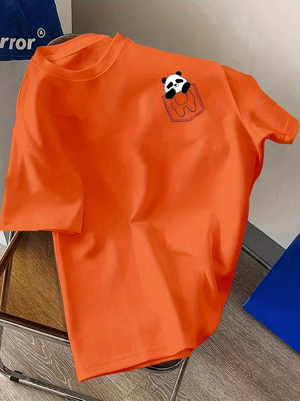 Maglietta uomo a righe casual in poliestere traspirante con collo rotondo, ideale per l'estate e abbigliamento informale, marca Valstrend.