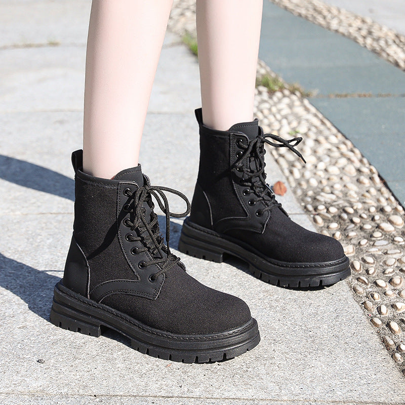 Stivaletti donna Valstrend con tacco chunky, stile moda, taglia grande, suola robusta e dettagli in pelle nera.