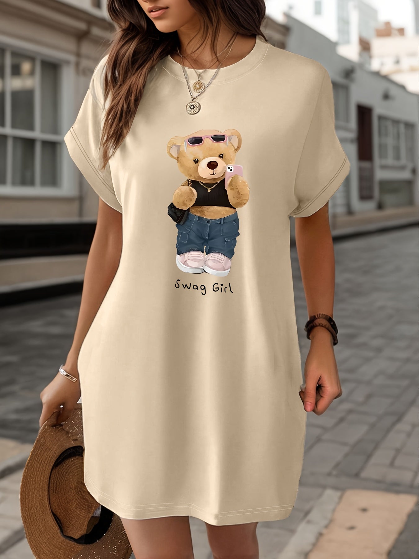 Abito t-shirt casual da donna Valstrend con stampa orso, maniche corte, scollo rotondo, leggero beige, ideale per primavera ed estate.