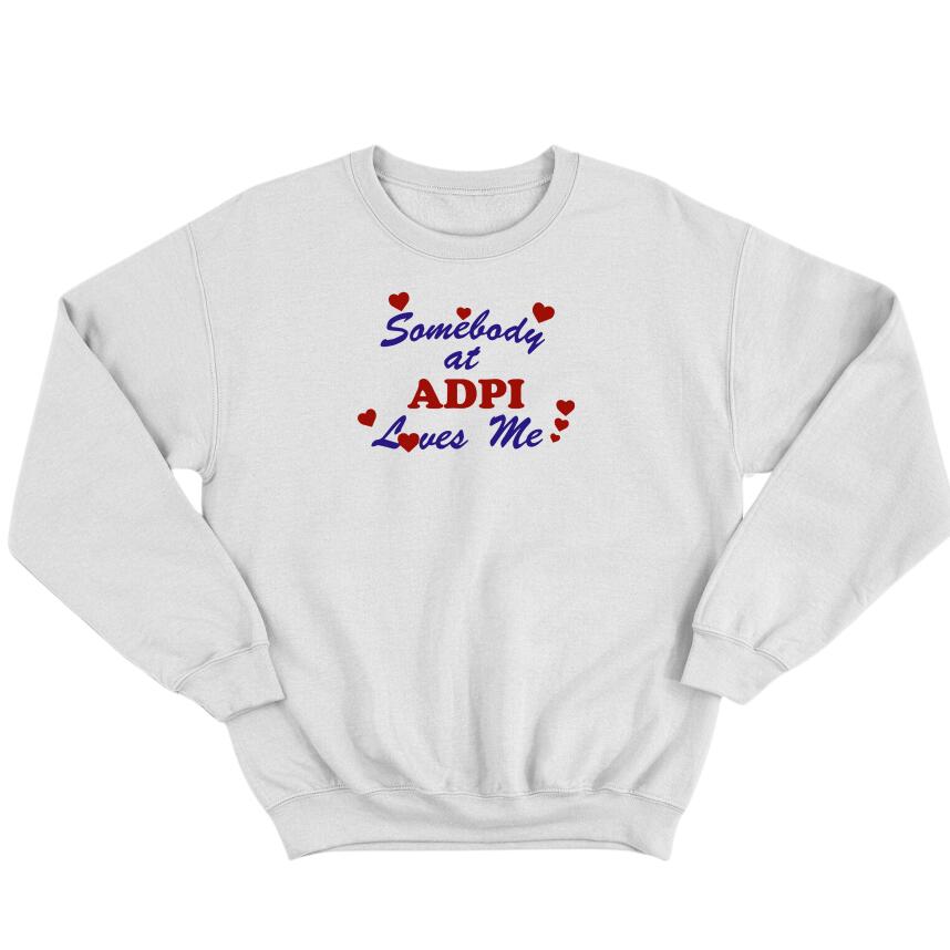 Maglione girocollo Valstrend Shop Alpha Delta Pi con scritta "Loves Me" sul davanti, in tessuto morbido e confortevole.