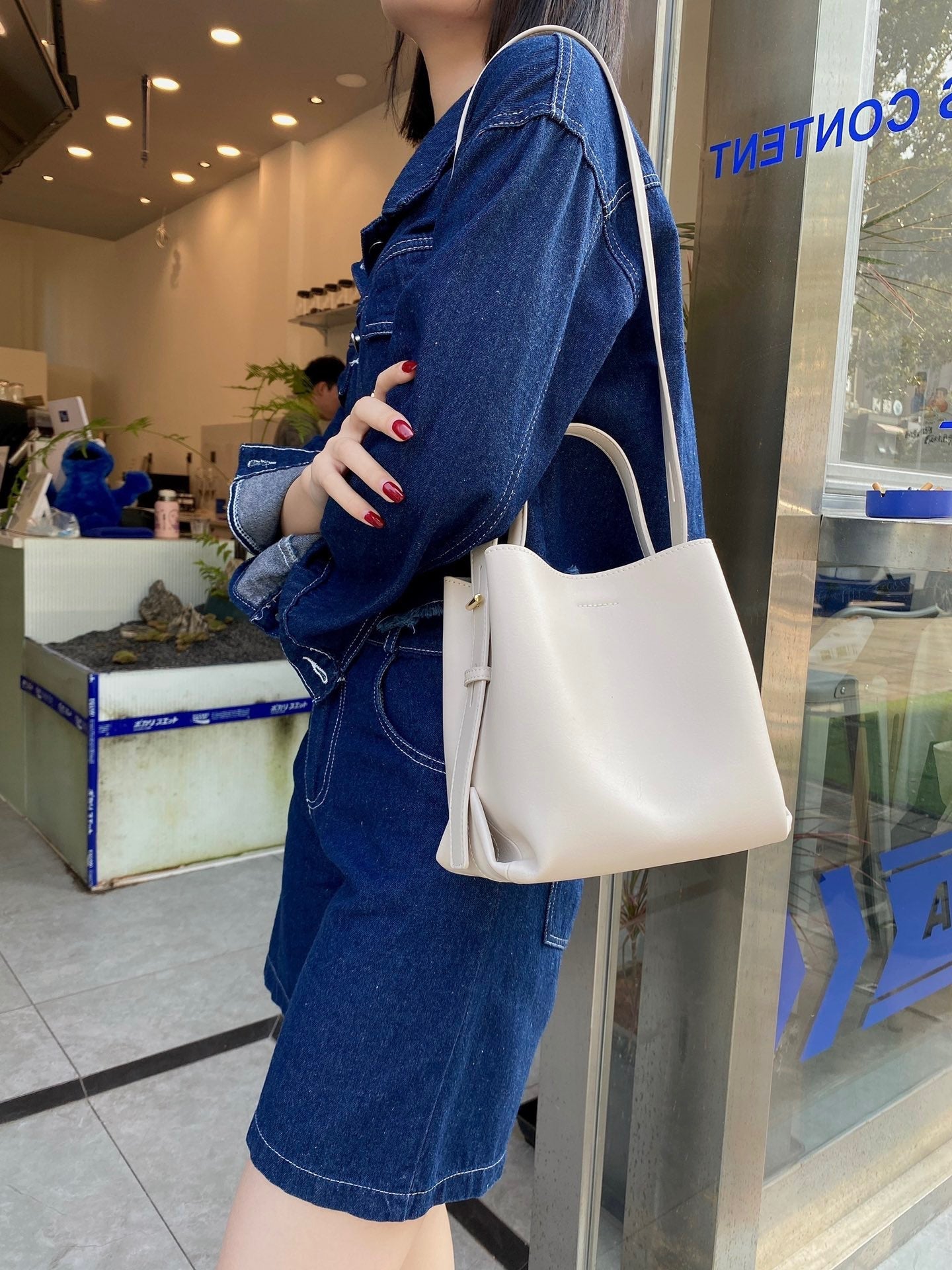 Borsa a tracolla portaoggetti Valstrend in pelle di mucca, compatta e versatile, ideale per donne, con design all-match.