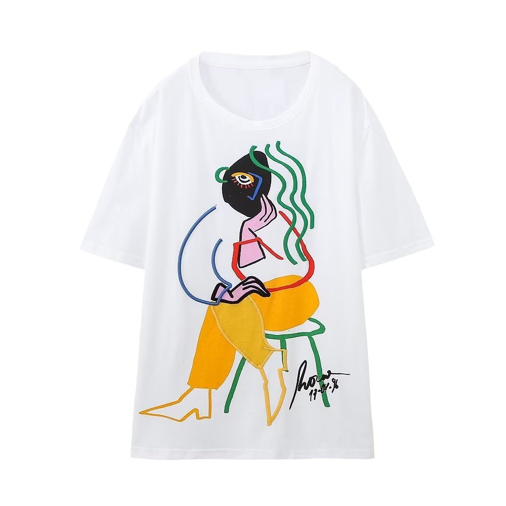 T-shirt donna Valstrend con stampa colorata a contrasto, maniche corte e scollo rotondo, tessuto morbido e comodo.