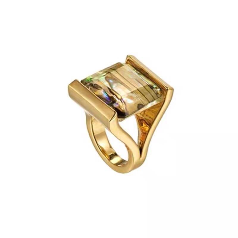 Anello quadrato con motivo geometrico in stile trendy, in metallo con finitura lucida, di marca Valstrend Shop.