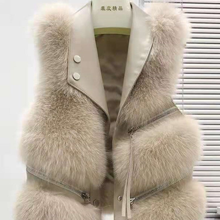 Gilet donna in pelliccia di Valstrend, vestito di moda femminile con collo e dettagli in pelliccia morbida e calda.