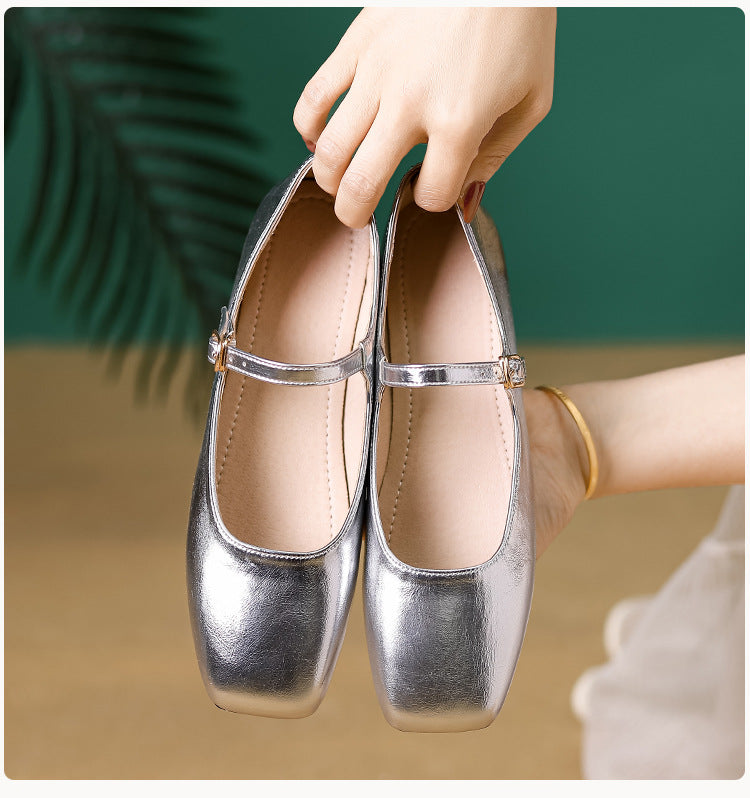 Scarpe décolleté stile francese da donna Valstrend, con suola piatta e design elegante in pelle nera.