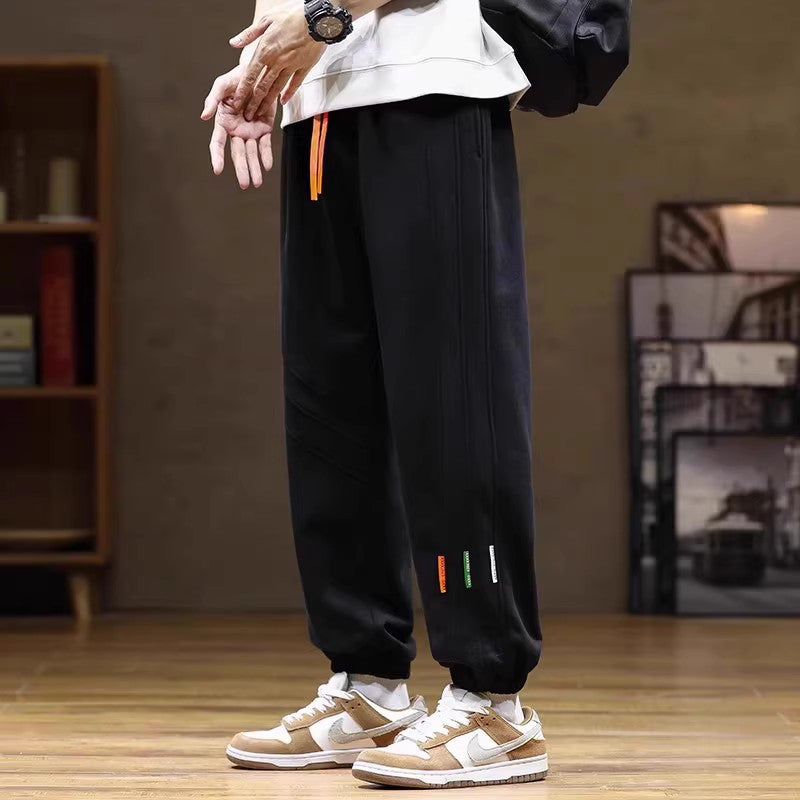Pantaloni casual da uomo taglia grande di Valstrend shop, vestibilità morbida e comoda, in tessuto leggero e casual.